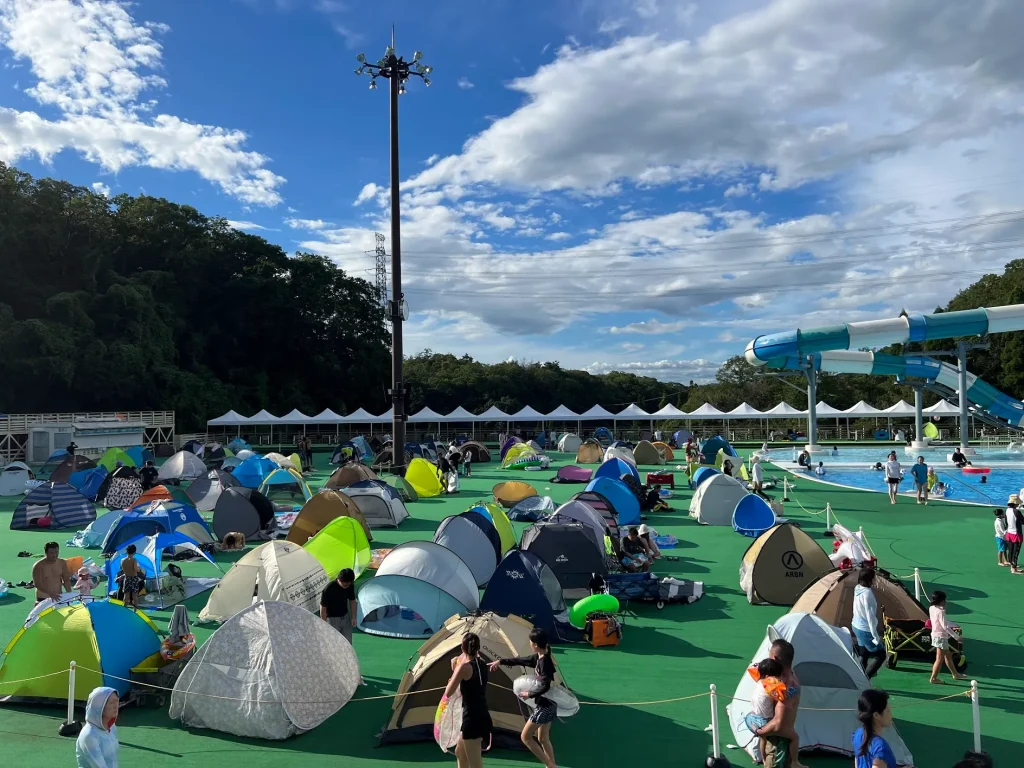 ネスタリゾートのプール内にある休憩スペース